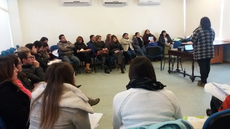 Relatora de Cap Reitter capacitando a un equipo de salud en sala