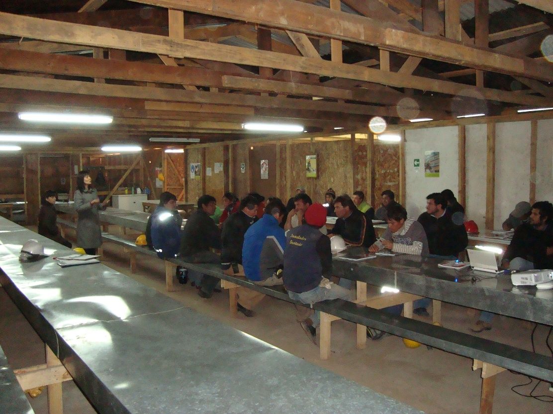 Relatora de Cap Reitter capacitando a trabajadores de la construcción en el comedor de faena
