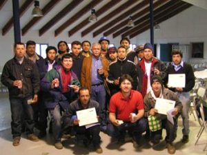 Trabajadores con sus certificados al terminar un curso de Cap Reitter