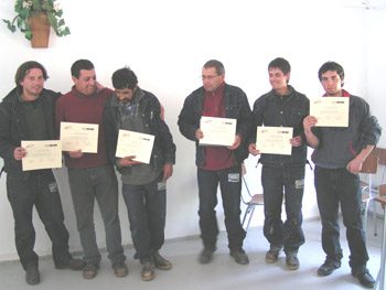 Participantes del curso capacitación en regiones con sus certificados