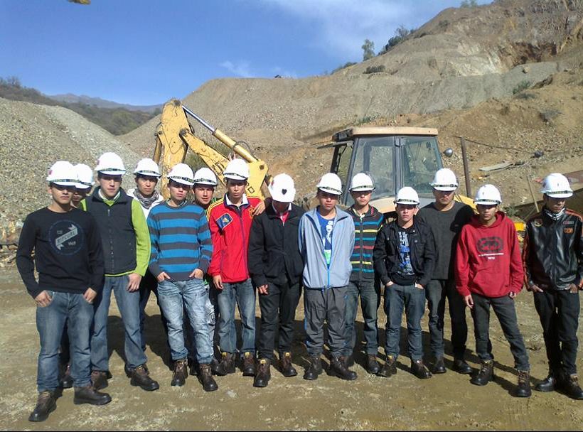 Participantes con casco de seguridad en una faena minera durante la inducción básica homologada por Sernageomin