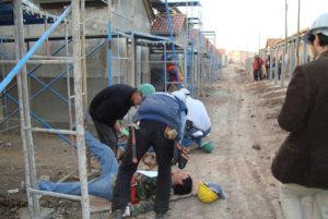 Práctica de primeros auxilios en una obra de construcción