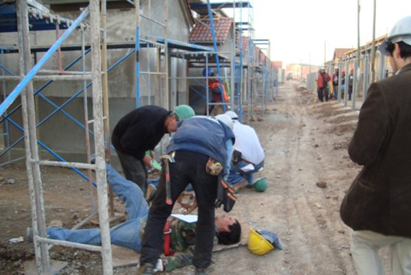 Práctica de primeros auxilios en obra de construcción