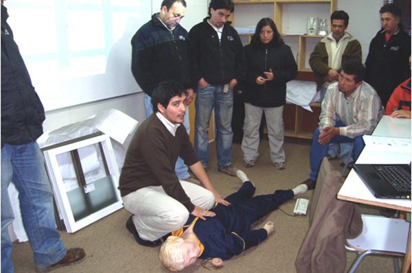 Participantes practicando durante el curso plan de emergencia en obras