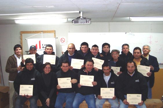 Participantes del curso plan de emergencia en obras con sus certificados