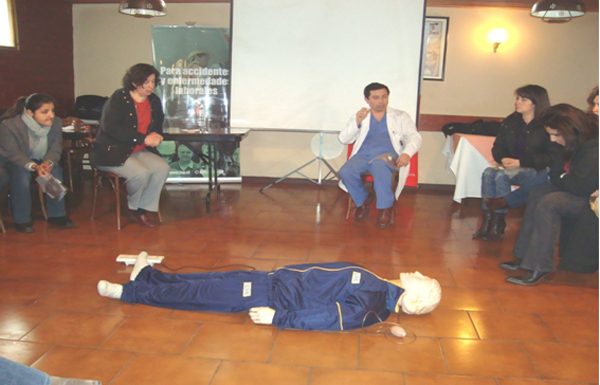Participantes practicando durante el curso primeros auxilios