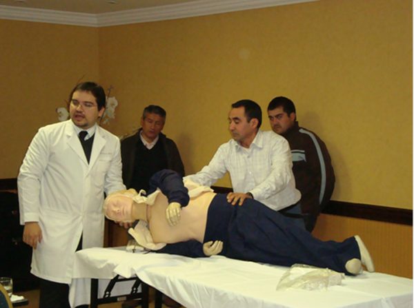 Práctica de reanimación cardiopulmonar con maniquí, curso primeros auxilios