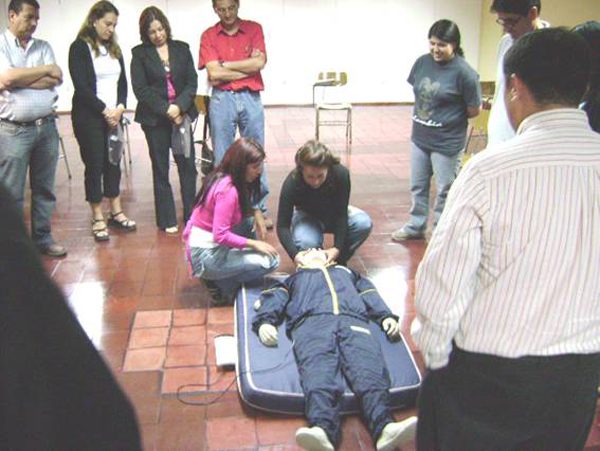 Participantes practicando durante el curso primeros auxilios