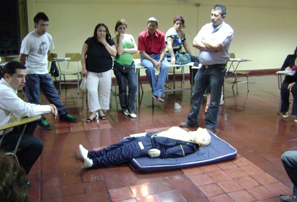 Participantes practicando durante el curso primeros auxilios