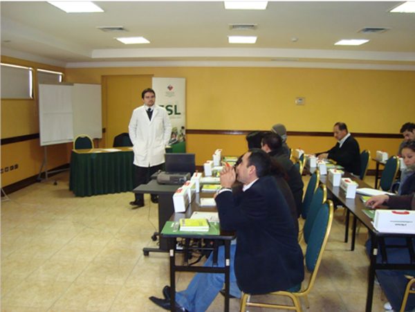 Relator de Cap Reitter dictando el curso primeros auxilios