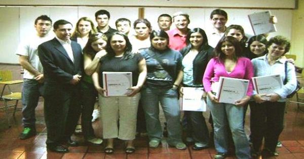 Participantes del curso primeros auxilios con sus certificados
