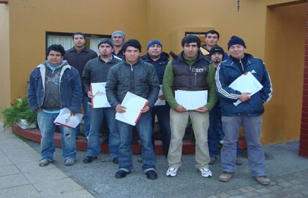 Participantes del curso riesgos inherentes en la construcción con sus certificados
