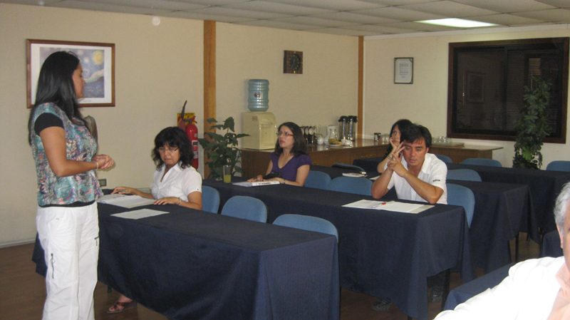 Relator de Cap Reitter dictando el curso metodologías de evaluación y monitoreo de la satisfacción de usuario