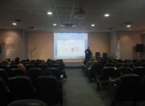 Relator presentando un seminario abierto en auditorio