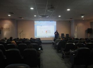 Relator presentando un seminario en auditorio