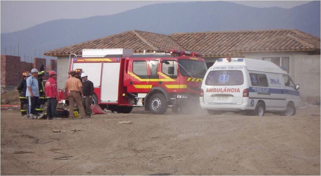 Simulacro de emergencia en obra con carro de bomberos, ambulancia y brigadistas
