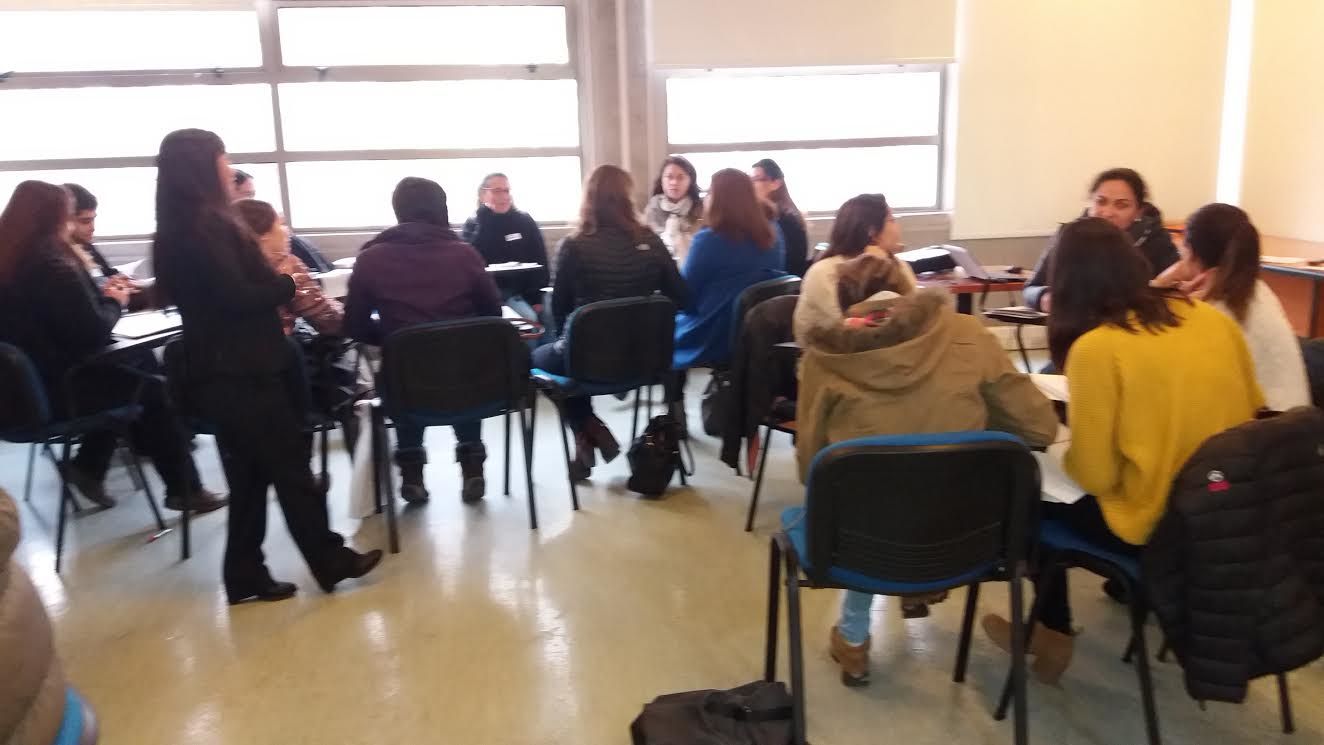 Participantes trabajando en grupos durante un taller de capacitación